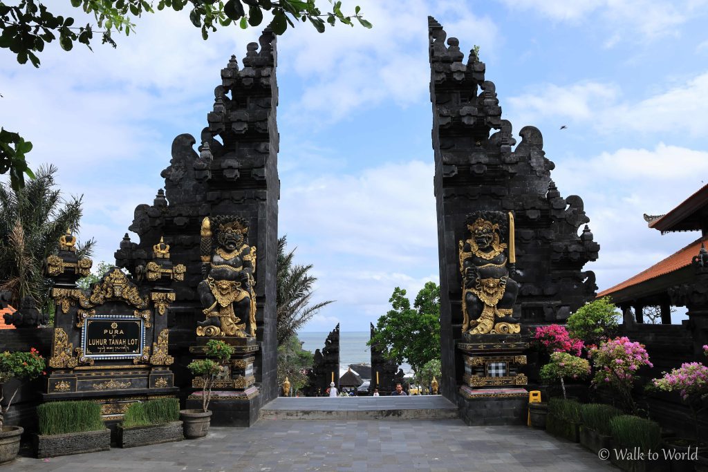 Tanah Lot visitare il tempio sul mare a Bali occidentale