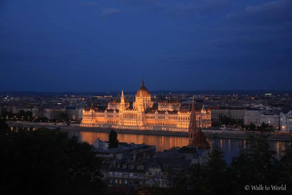 Budapest Palazzo del Parlamento notturna