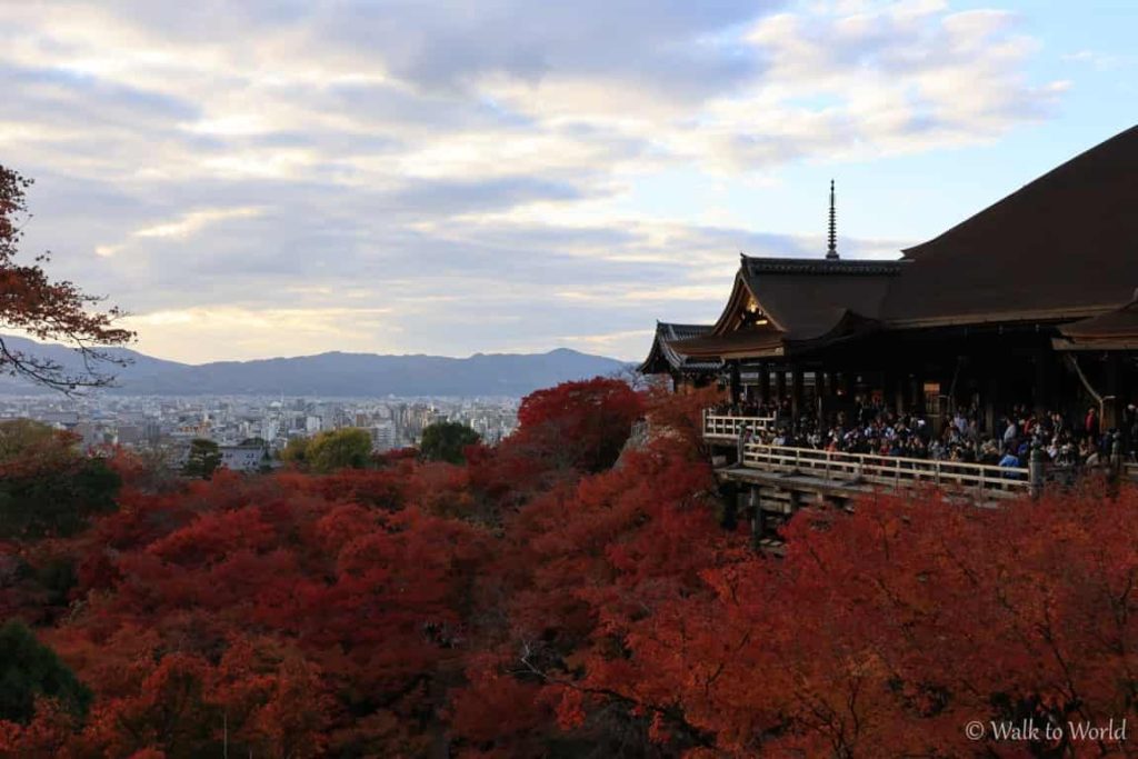 Il Tempio Kiyomizu-dera e il momiji a Kyoto