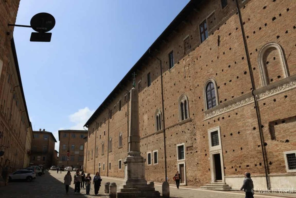 Urbino obelisco