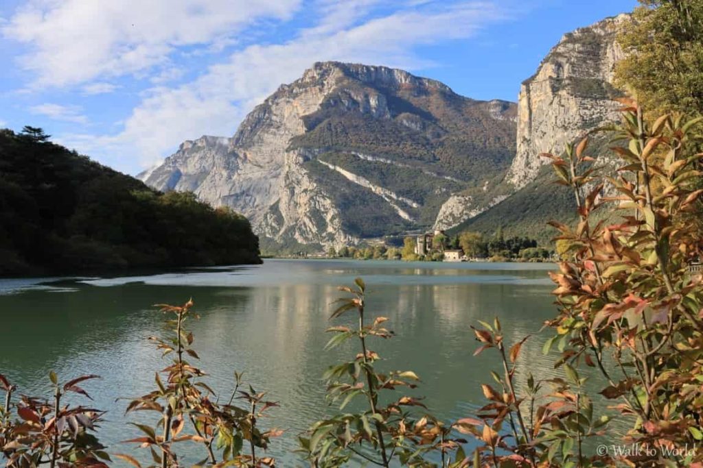 Passeggiata al Lago di Toblino con il cane in autunno