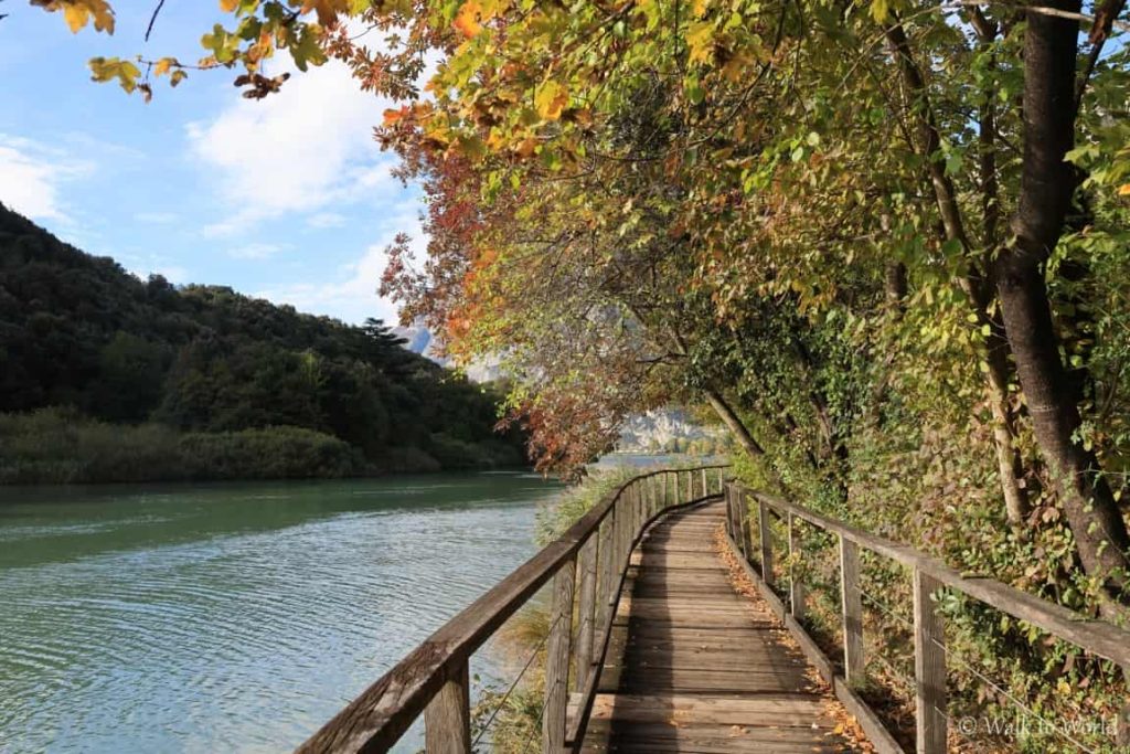 Lago Toblino passerella in legno